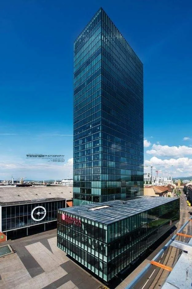La tour des salons de Bâle avec son extension donnant sur la Rosentalstrasse