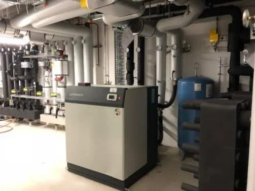Pompe à chaleur et réservoir de stockage dans le local technique de l'annexe